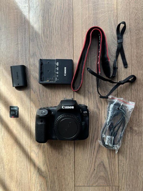 Камера Canon EOS 90D (body) с объективом Canon EF 100mm 1:2.8 USM