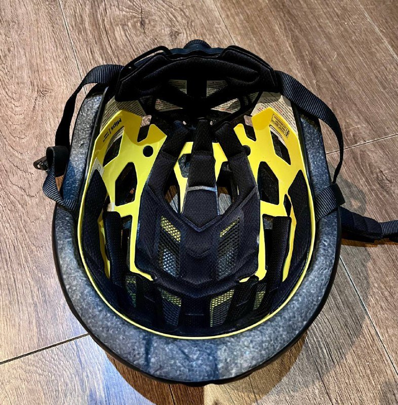 Защитные шлемы розовый и черный 6