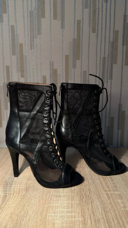 Обувь High hills и Кроссовки Reebok размер 35