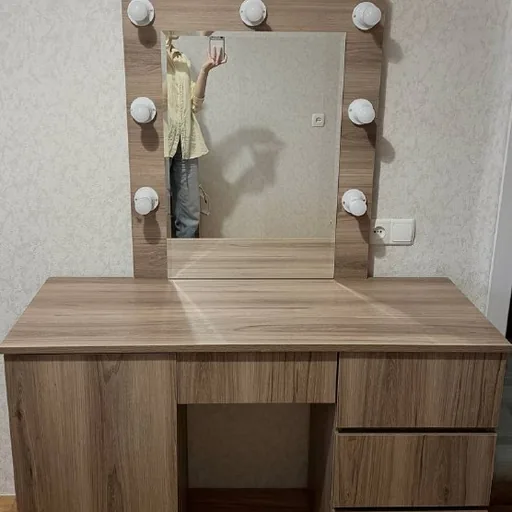 Туалетный столик с зеркалом
