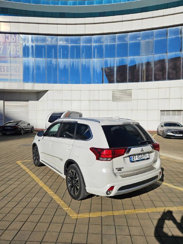 Mitsubishi outlander plug-in hybrid 2018 полный привод 2