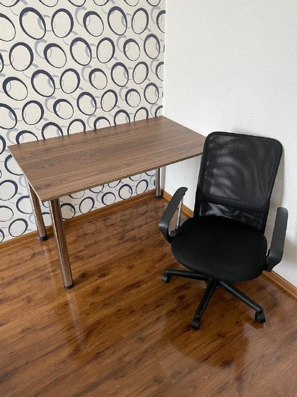 Компьютерный стол, офисное кресло, подушки для спины и сиденья