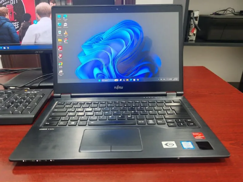 Fujitsu Lifebook U749 1