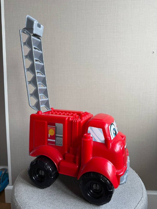 Красная и Желтая машинки игрушечные 2