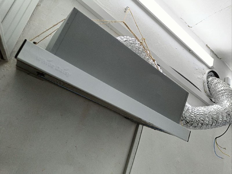 Водонагреватель, мультиварка, раковина с краном, ведро с шваброй, соковыжималка, вытяжка, постер, стол, полка, нож, кастрюли алюминиевые