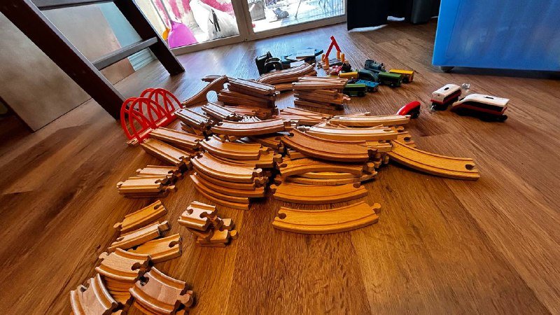 Деревянная игрушечная дорога с электропоездом Икеа 4