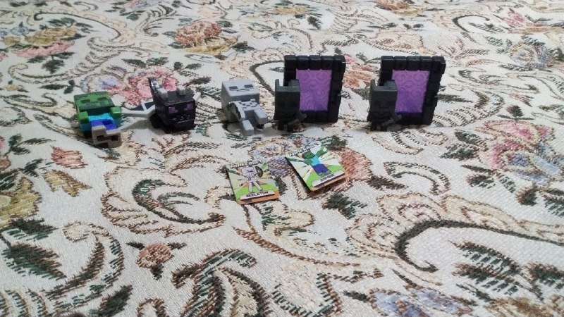 Фигурки и карточки из Майнкрафт