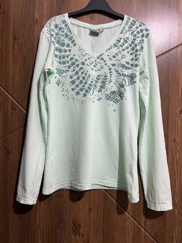 Кофта зеленая, джинсовая юбка, шлепки Lacoste, туфли на танкетке, кроссовки Calvin, черные туфли