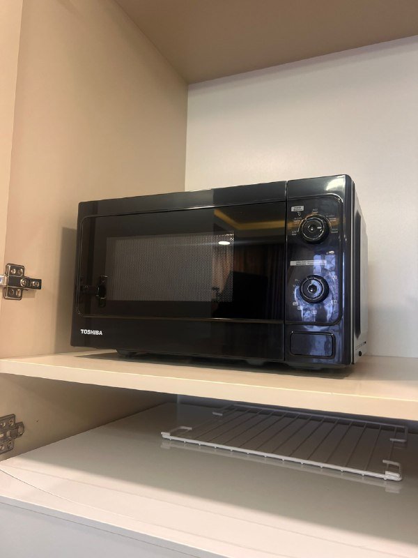 Кровати с тумбочками, микроволновка, телевизор смарт, шкафы, комплект для ванной, стол и 4 стула, холодильник 4