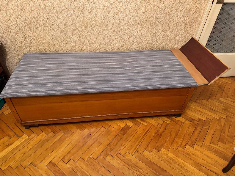 диван Embawood, старинная кровать, стулья, посуда 4