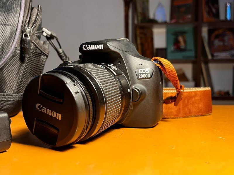 Canon EOS 2000D камера с объективом, кейсом и зарядным устройством 2