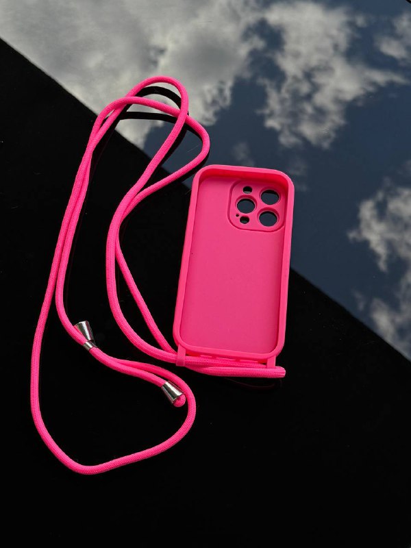 Чехол с ремешком для iPhone 15