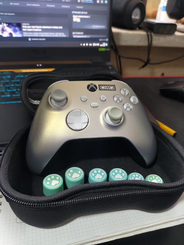 Xbox геймпад серебристый с аккумулятором и чехлом