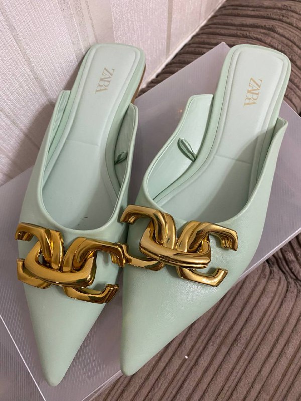 Женские туфли Zara зелёные с золотой брошью 3