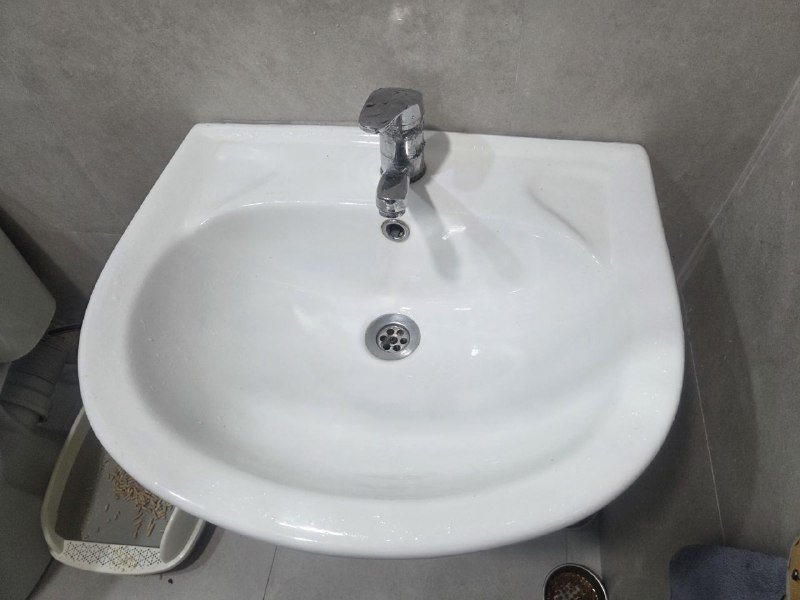 Раковина с ногой и смесителем