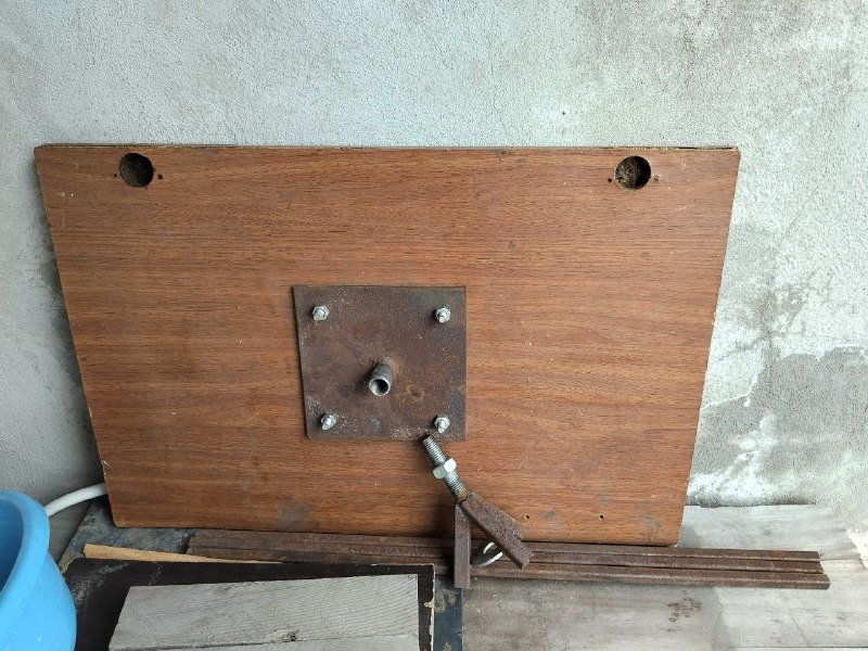 Раскладной стол с тремя ножками