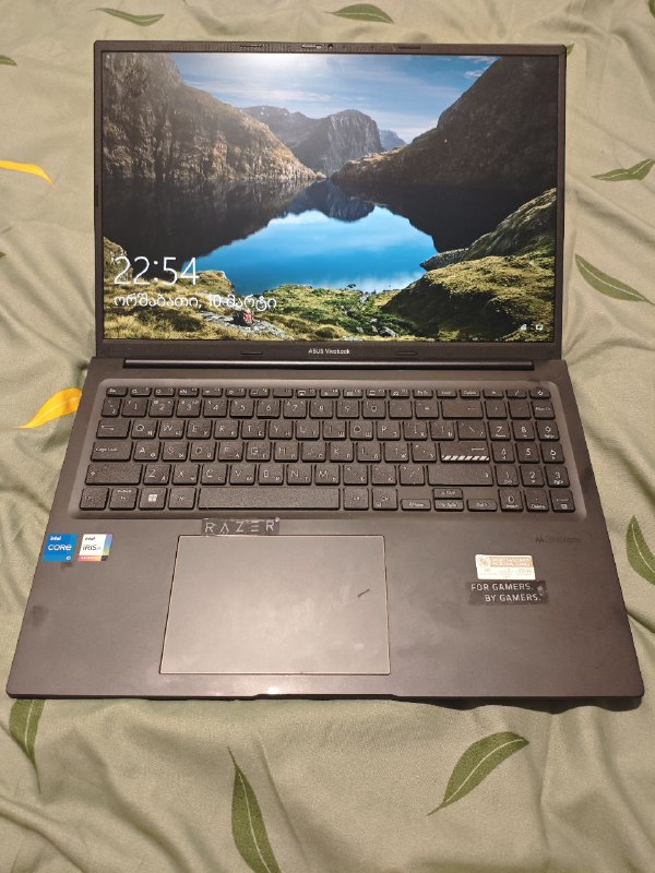 Ноутбук ASUS Vivobook, геймпад, мышь Razer 4