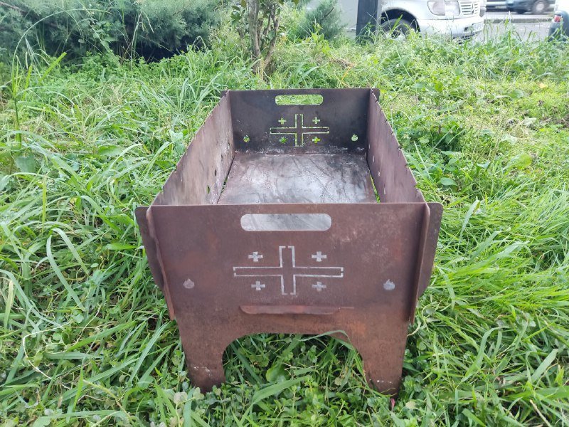 Мангал с решётками из толстого металла