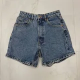 Шорты Levi’s, костюм юбка пиджак, очки Balenciaga, пижама, футболка, туфли, кроссовки Nike 5