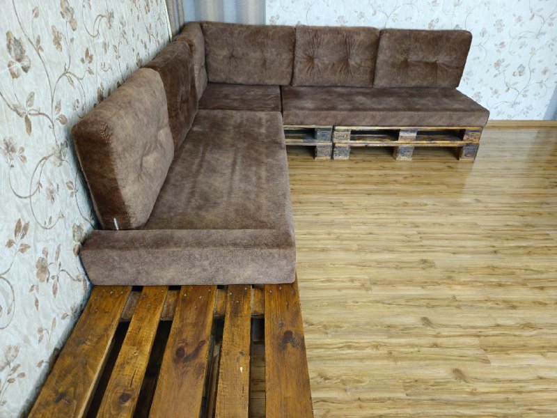 Угловой диван на палетах, журнальный столик на колесах 3