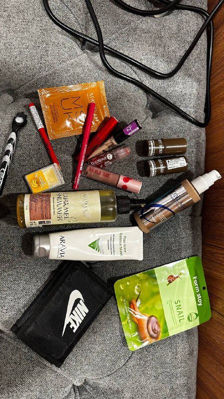 Косметичка с косметикой и средствами ухода бесплатно