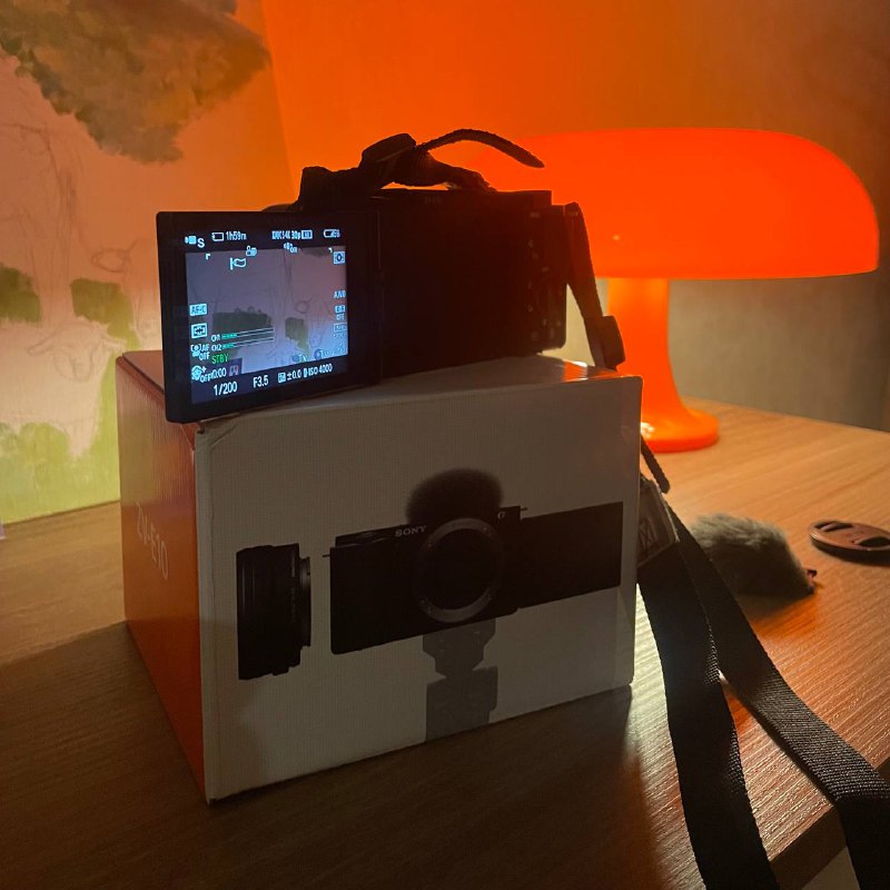 Sony ZV-E10 with warranty and accessories 3