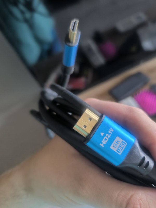 Гантели, коврик для фитнеса, подушки, HDMI-кабель, наушники, аквашузы, станция Яндекс Миди 6