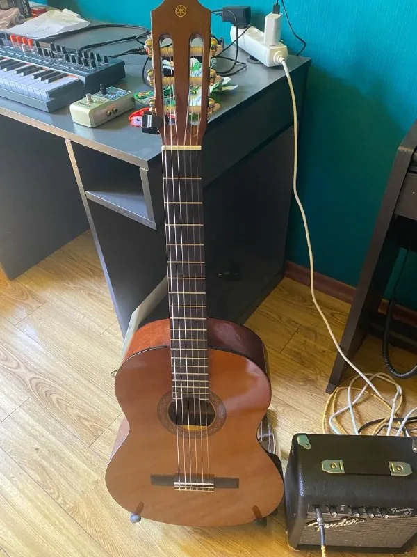 Классическая гитара Yamaha C40, комбоусилитель Fender