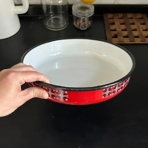 Металлическая миска, терки, подставка для крышек, лейка, ножи, бокалы