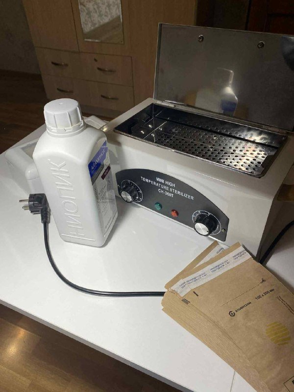 Набор для ногтей с лаковыми покрытиями и инструментами 8