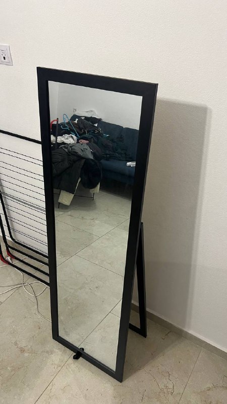 Стул, мойка для головы, лампа, горнолыжный костюм, зеркало, бутылка, шуба, куртка, валик