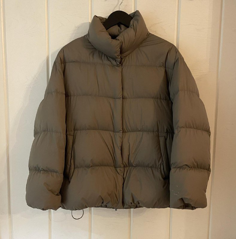 Женский пуховик Uniqlo оливкового цвета
