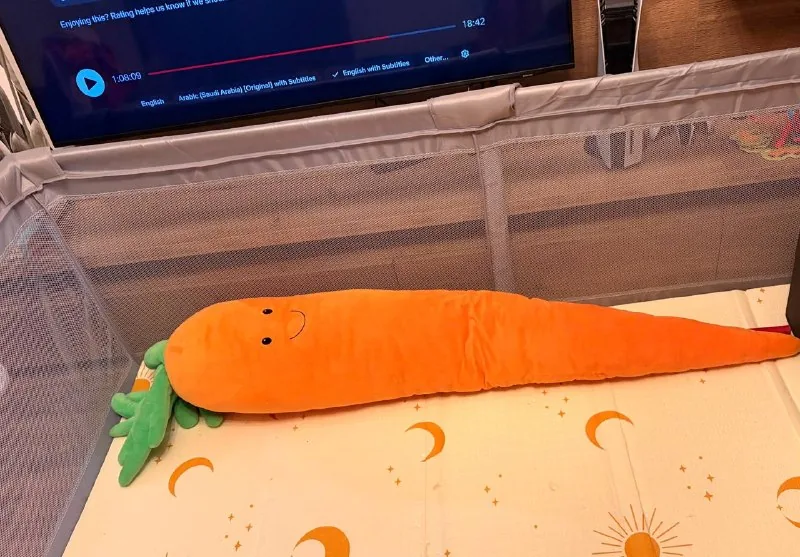 Большая плюшевая морковь