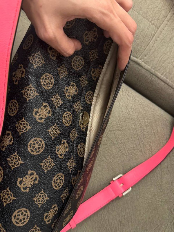 Сумка Guess, куртка-ветровка, кеды Converse, кроссовки Adidas Samba 2