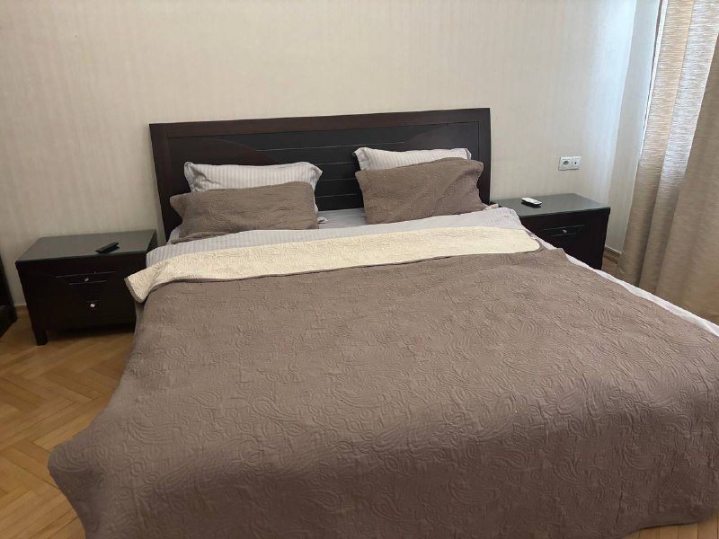 2 тумбы, комод с зеркалом и табуретом, кровать, шкаф