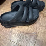 Женские черные сандалии Crocs Mega Crush 2
