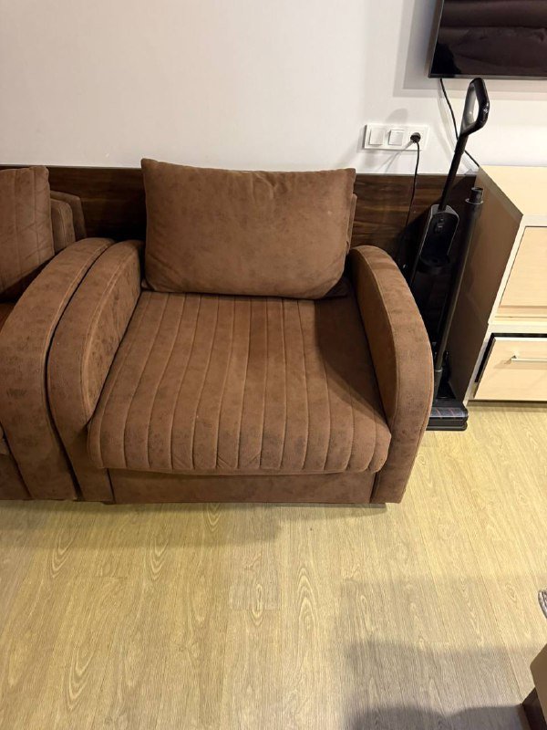 Коричневый диван, кресло