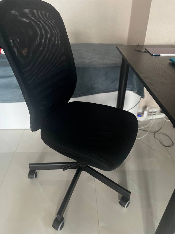 Два стола, черный и голубой стулья 2