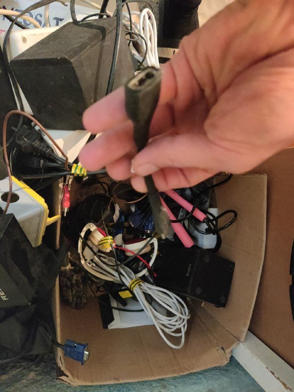 Эспандер, скакалка, мышка, лампы, охлаждение, коробки от Mac iPhone, клавиатуры 3