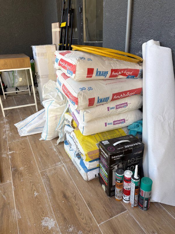 Стройматериалы после ремонта, кабель, клей, плинтус, трубы, переходники