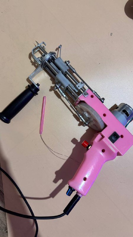 тафтинговый пистолет с пряжей и тканью