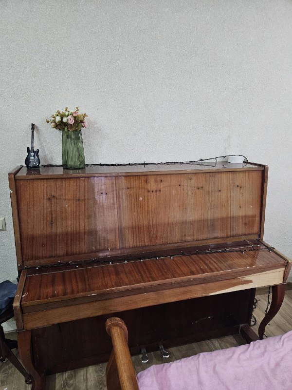 Пианино, кровать, тумбочки, комод с зеркалом