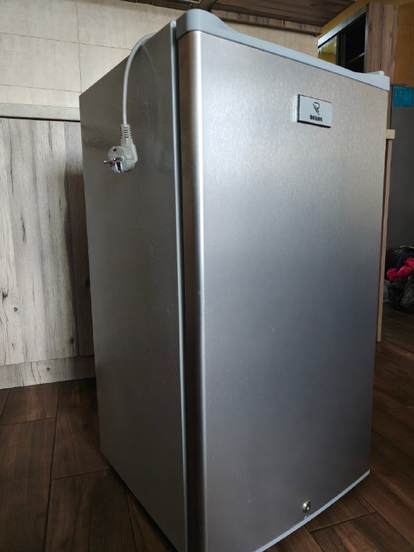 Небольшой холодильник с морозильной камерой