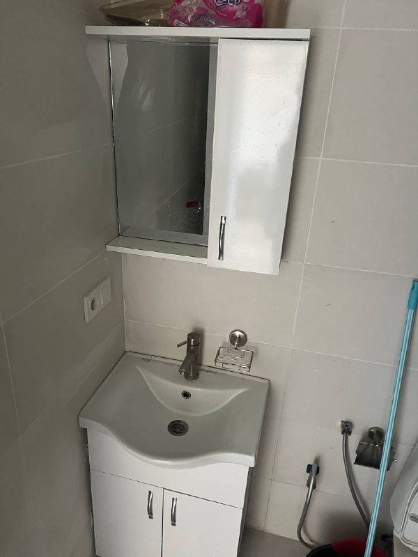 Раковина с тумбой и зеркалом, туалетный столик, вытяжка для кухни 3