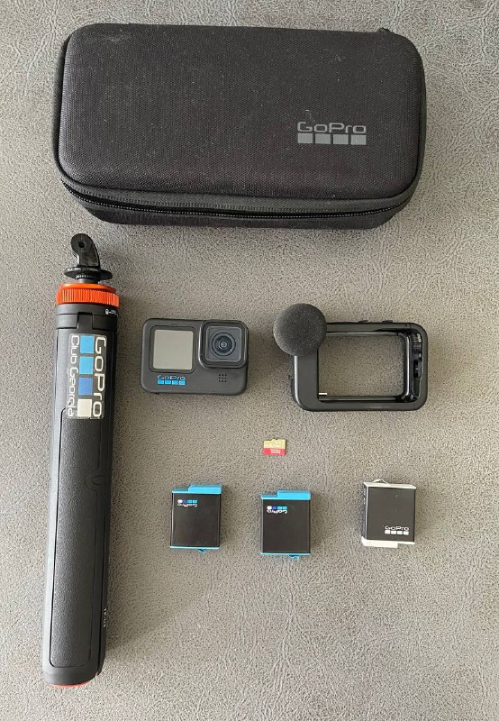 GOPRO 10 Black, Media Module, 3 Batteries, Monopod, SD Card, Case