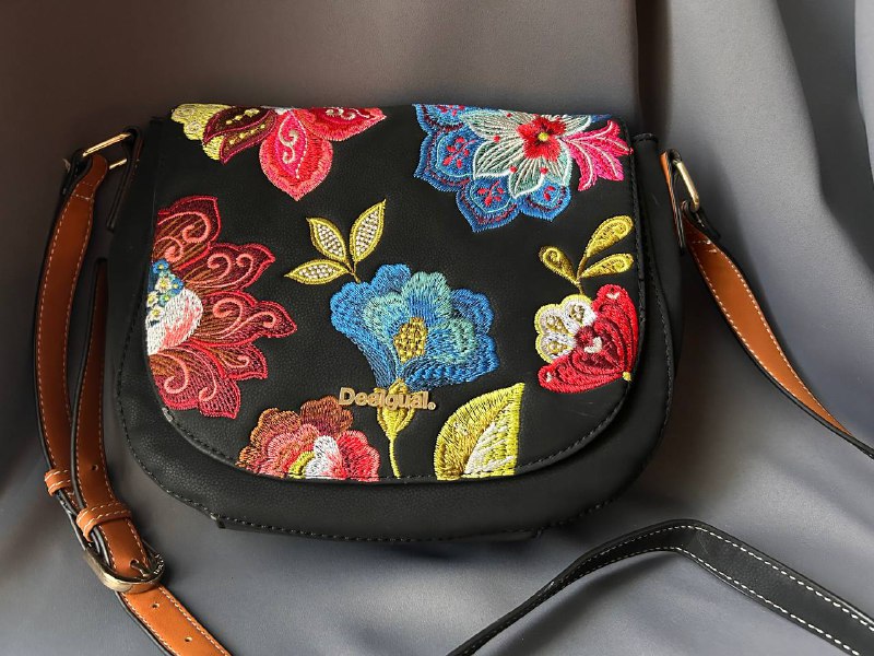 Черная сумка Desigual с цветами