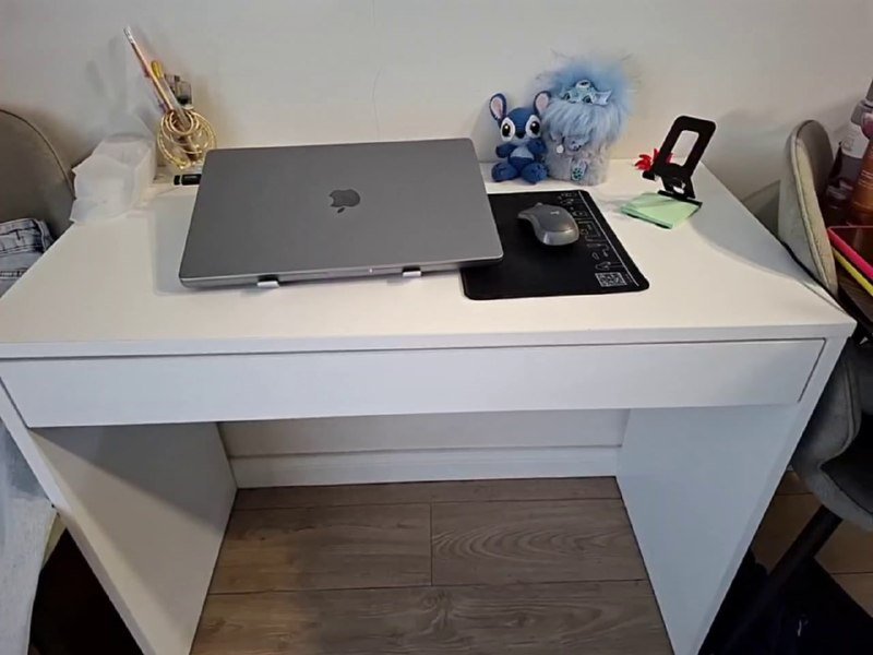 Компактный стол для работы с ящиком