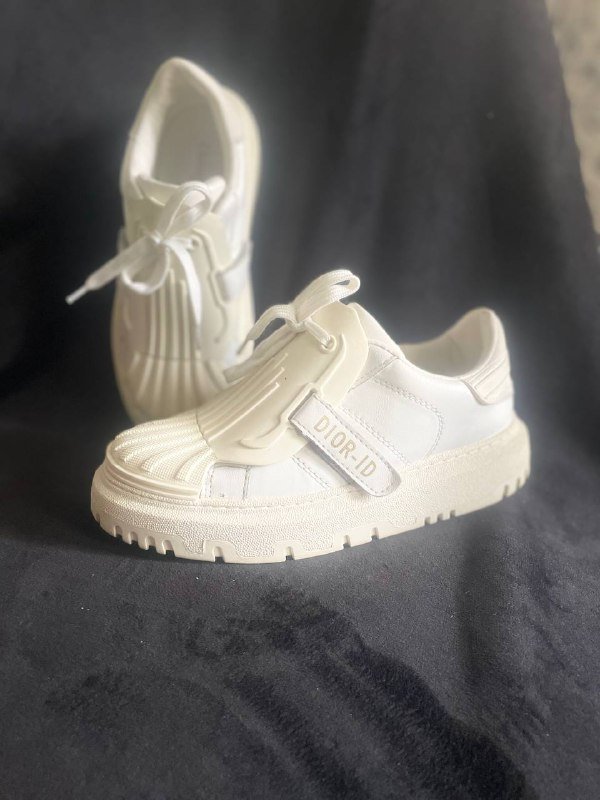 Кроссовки Dior, шлепки Birkenstock, шлепки H&M, кеды Convers 1