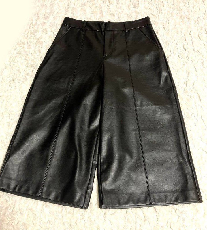 джинсовый комбинезон New Look, джинсовая юбка Pull&Bear, кожаные шорты Zara 9