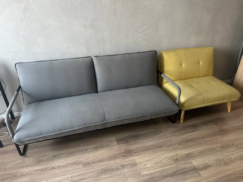 Умная лампочка Яндекс, Вешалка настенная, Полка настенная, Серый диван, Желтое кресло 4